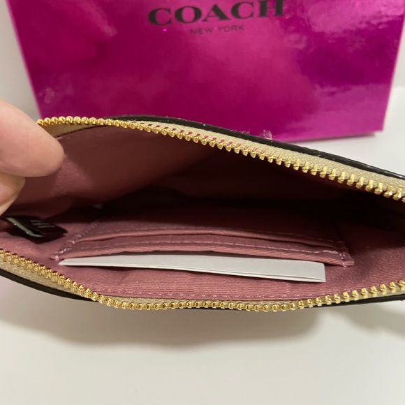 COACH WRISTLET WITH C-SIGNATURE COACH ON IT AND WITH A PINK STRIPE ON FRONT. - Picture 4 of 8